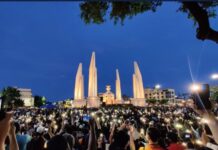 บรรยากาศม็อบเยาวชนสุดทนไม่เอานายกฯ..รวมตัวอนุสาวรีย์ประชาธิปไตยเพื่อปลดแอก