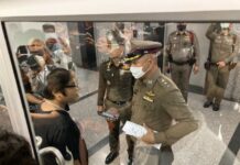 ตำรวจบุกรังคณะก้าวหน้า..ขณะแถลงข่าวคดีกรณีขบวนเสด็จ