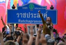 กระหึ่มราชประสงค์!! มวลชนย้ำ”ยืนเด่นโดยท้าทาย”ไม่หวั่นพรก.ฉุกเฉินฯ