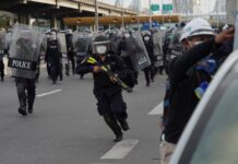 คาร์ม็อบปะทะเดือด!!ตำรวจลั่นกระสุนยางฉีดน้ำ-แก๊ซน้ำตาใส่ประชาชนบุกสลายก่อนเลิก