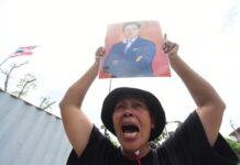 บรรยากาศมวลชนประชิดรั้วรัฐสภา หลัง ศาลรธน.สั่ง “พิธา”หยุดทำหน้าที่ ส.ส.กรณีหุ้นไอทีวี