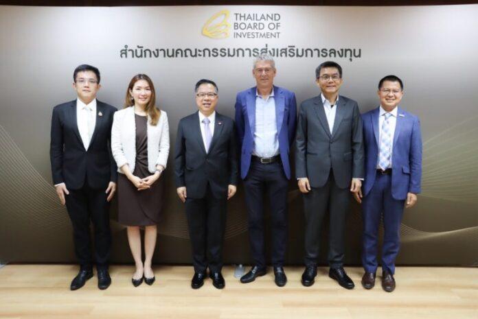 ผู้บริหารบีโอไอและผู้บริหารจากลูเมนตั้มถ่ายภาพร่วมกัน