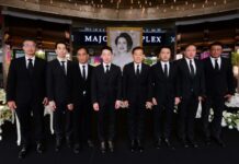 วิชา พูลวรลักษณ์ ประธานเจ้าหน้าที่บริหาร บริษัท เมเจอร์ ซีนีเพล็กซ์ กรุ้ป จำกัด (มหาชน)ประธานในพิธีถวายความอาลัย สมเด็จพระนางเจ้าสิริกิติ์ พระบรมราชินีนาถ พระบรมราชชนนีพันปีหลวง