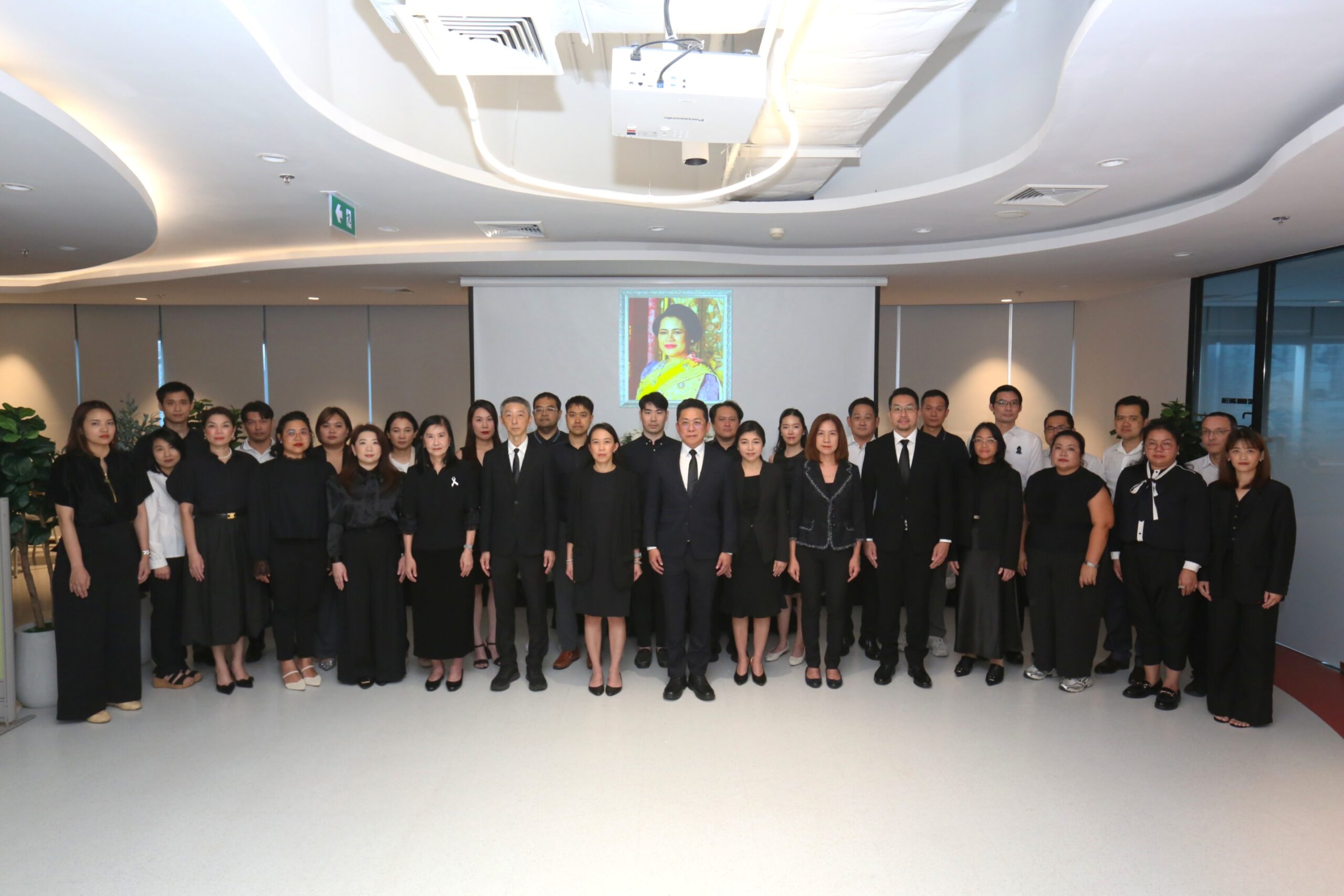 ศูนย์การค้าโรบินสันไลฟ์สไตล์ ร่วมถวายความอาลัยแด่สมเด็จพระนางเจ้าสิริกิติ์ พระบรมราชินีนาถ พระบรมราชชนนีพันปีหลวง