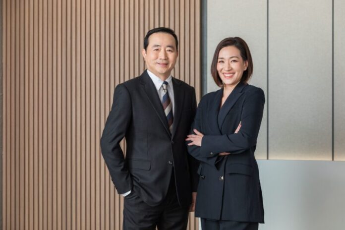 คุณสง่า บุญสงเคราะห์ CEO - คุณศุภรดา โรจน์วัฒนะ CFO MOSHI