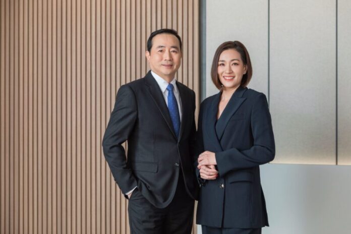 คุณสง่า บุญสงเคราะห์ CEO และคุณศุภรดา โรจน์ว