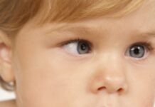 ข่าวจริง “ใช้สมาร์ตโฟน-แท็บเล็ตเป็นเวลานาน เสี่ยงตาเขเข้าเฉียบพลัน” ขอ ปชช. ระมัดระวัง