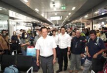 นายกฯ ตรวจเยี่ยมสถานีกลางกรุงเทพอภิวัฒน์ ทักทายประชาชนขอให้เดินทางปลอดภัย พร้อมให้กำลังใจเจ้าหน้าที่