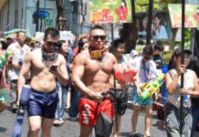 สุดคึกคัก บรรยากาศสนุกๆ สงกรานต์ถนนสีลม วันแรก คนไทย-ต่างชาติแต่งกายหลากสีสัน ยิ่งค่ำยิ่งไหลมาสาดน้ำฉ่ำๆ