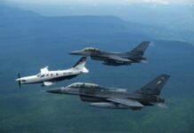 “อนุทิน” ขับเครื่องบินส่วนตัวตรวจกองบิน 1 F-16 ประกบอารักขา มอบนโยบาย 5 ด้านยกระดับทัพฟ้า