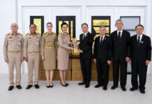 สมาคมวิเทศฯ มอบกระดาษทองย่น สนับสนุนการจัดสร้างพระเมรุมาศ ถวายเป็นพระราชกุศลแด่ สมเด็จพระนางเจ้าสิริกิติ์ พระบรมราชินีนาถ พระบรมราชชนนีพันปีหลวง