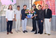 วิชา พูลวรลักษณ์ ร่วมแสดงความยินดีแก่ รัตน์ โอสถานุเคราะห์ ในโอกาสจัดนิทรรศการจิตรกรรมเดี่ยวครั้งแรก “Princess of Anxiety”